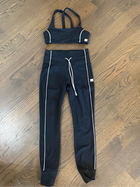 Vuori Pants - Vuori Sz S  Black Everyday Daily Track Leggings and Sports Bra w/ white Piping